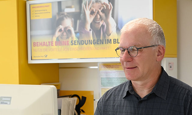 Mitarbeiter in der Poststelle bei den Stadtwerken Oerlinghausen