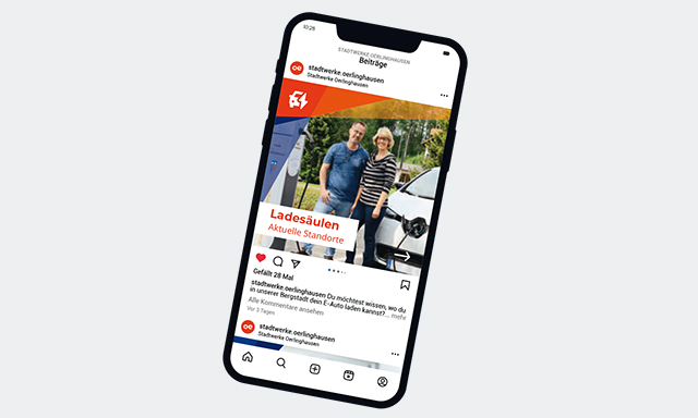 Smartphone mit einem Social Media-Kanal der Stadtwerke Oerlinghausen