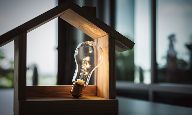 Glühlampe in einem kleinen Holzhaus